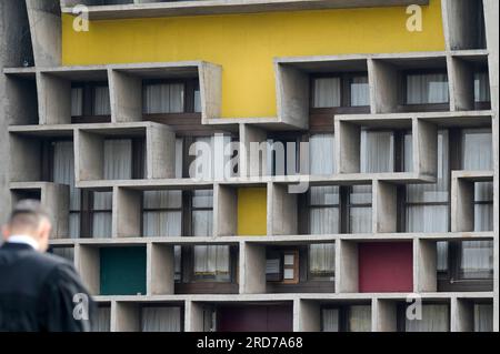 INDIA, Union Territory, Chandigarh City, the master plan of the city divided in sectors was prepared by swiss-french architect Le Corbusier in the 1950`, Sector 1 Capitol complex, government building High Court used by states Punjab and Haryana, designed by Le Corbusier, today a UNESCO listed heritage site, window detail Stock Photo